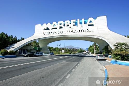un ponte sopra una strada con un cartello sopra di Apartamento moderno Centro de Marbella a Marbella