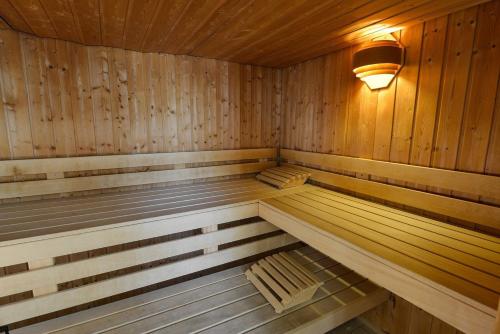 a wooden sauna with a light on the wall at Ferienwohnung 3 mit gr Terrasse und Wasserblick in Neuenkirchen