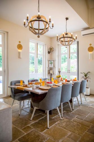 ein Esszimmer mit einem langen Tisch und Stühlen in der Unterkunft LohonoStays Silvio Villa E in Vagator