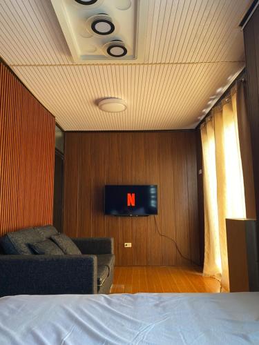 A television and/or entertainment centre at Emilio's Staycation House