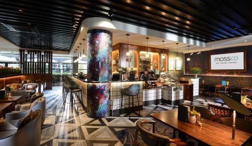 een restaurant met een lobby met een bar en tafels bij Travelodge PLUS Dublin City Centre in Dublin