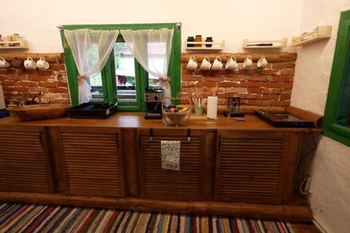eine Küche mit einer Holztheke und einem Fenster in der Unterkunft La Răscoala in Petrila