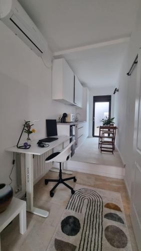 un ufficio con scrivania e computer in una stanza di CH Residence a Chişoda