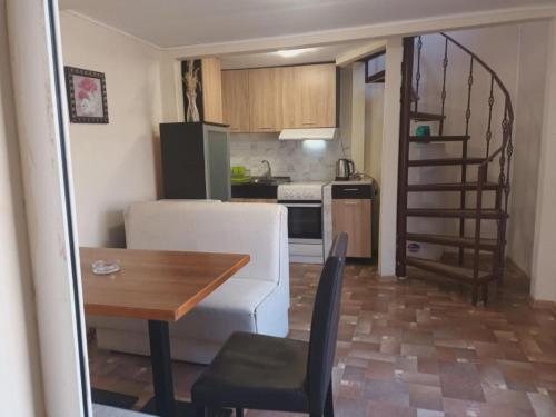 uma cozinha e uma sala de estar com um sofá branco e uma mesa em Apartments Devora 1 & bar & restaurant em Varna