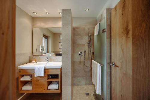 a bathroom with a sink and a shower at Das gemütliche Dorfhotel Kaltenhauser in Hollersbach im Pinzgau