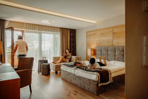 2 personnes dormant sur des lits dans une chambre d'hôtel dans l'établissement Das gemütliche Dorfhotel Kaltenhauser, à Hollersbach im Pinzgau