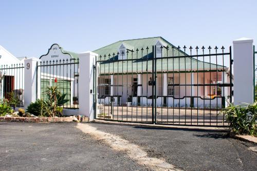 a gate in front of a house at De Oude Yotclub in Oudtshoorn