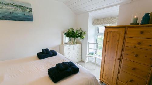 a bedroom with a bed with two towels on it at Aber in Moelfre