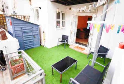 Χώρος καθιστικού στο Lovely Two Bedroom Apartment, with private garden!