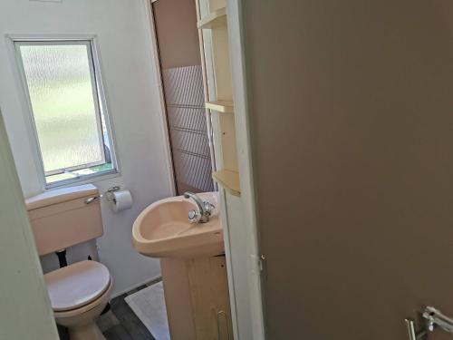La petite salle de bains est pourvue de toilettes et d'un lavabo. dans l'établissement Le Moulin de la Fortie, Gîtes, à Viscomtat