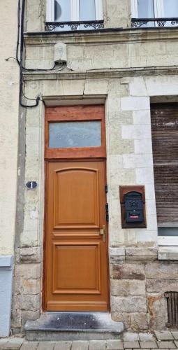 une porte en bois sur le côté d'un bâtiment dans l'établissement Appartement Hypercentre, à Valenciennes