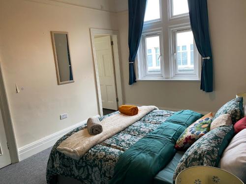 Letto o letti in una camera di Branxiar Castle - Stylish & Elegant 3 Bedroom Apartment in Wallsend, North Tyneside