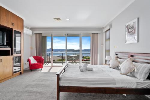 una camera con un grande letto e una grande finestra di Super nice house with sea view free parking a Sandy Bay