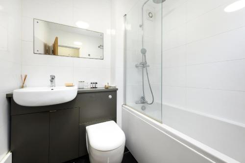 La salle de bains est pourvue d'un lavabo, de toilettes et d'un miroir. dans l'établissement One bedroom central Slough with parking, à Slough