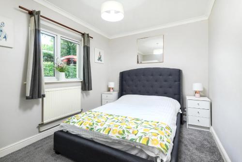 - une chambre avec un lit et une fenêtre dans l'établissement One bedroom central Slough with parking, à Slough