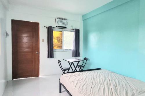 Giường trong phòng chung tại Riverfront Residence in San Carlos, Pangasinan