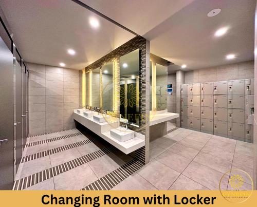 W łazience znajduje się prysznic oraz przebieralnia z zamykanymi szafkami. w obiekcie Sentral Suites KL Sentral by The Cynefin w Kuala Lumpur