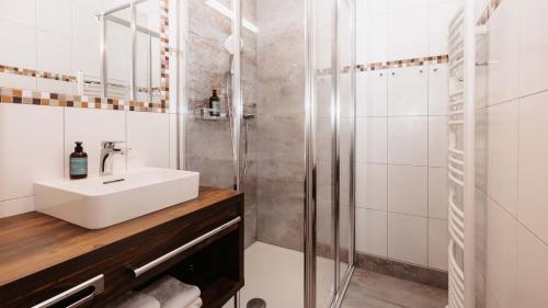 Bilik mandi di Hofgut Apartment & Lifestyle Resort Wagrain