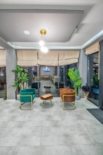 a living room with chairs and a couch at Solo Grand Boshuri Hotel Wellness Resort in Qvemo Boshuri