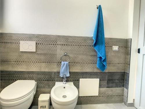 a bathroom with a toilet and a bidet at Il Bed and Breakfast al Centro in Castelsardo