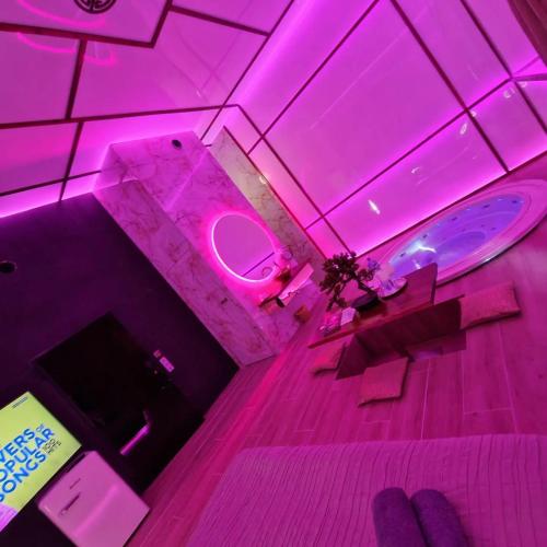 Hotel Ramka & Restaurant & Wine Barにあるテレビまたはエンターテインメントセンター