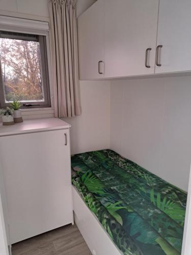 Dapur atau dapur kecil di Camping de Zandhorst, Chalet Novaluxe