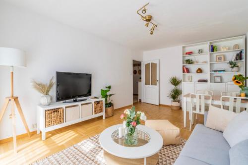 - un salon avec un canapé et une télévision dans l'établissement Apartament Melomanów, à Varsovie