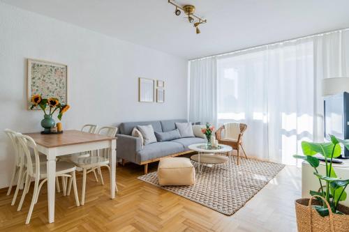 - un salon avec un canapé et une table dans l'établissement Apartament Melomanów, à Varsovie
