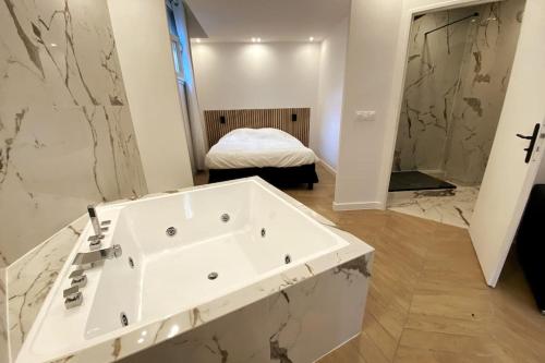 Vannas istaba naktsmītnē Love Room Luxury Jaccuzi