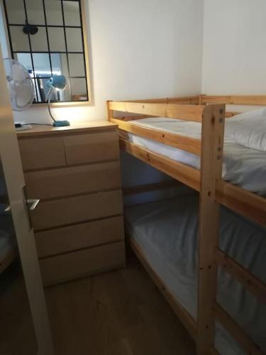 une chambre avec deux lits superposés et un bureau dans l'établissement APPARTEMENT HOURTIN PLAGE ET PORT, à Hourtin
