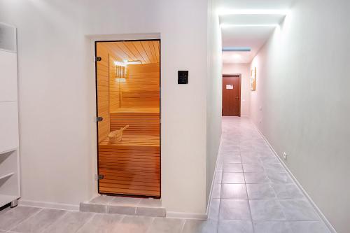 a hallway with a wooden door in a house at Solo Grand Boshuri Hotel Wellness Resort in Qvemo Boshuri