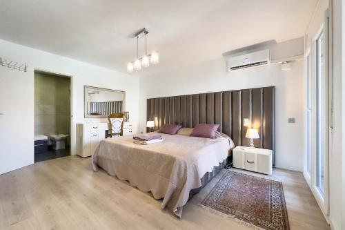 a bedroom with a large bed with a wooden headboard at Impresionante Apartamento delante del Mar in Vilassar de Mar