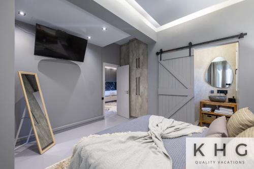 Designer's Penthouse, Top View! + car offer