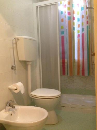 雷焦艾米利亞的住宿－punto G，浴室配有白色卫生间和淋浴。