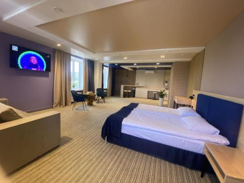 Habitación de hotel con cama y TV de pantalla plana. en Optima Collection Nizhyn en Nizhyn