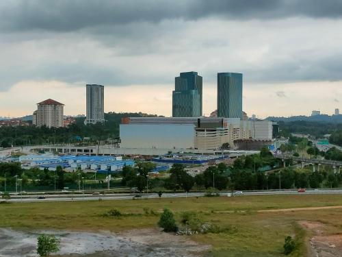 Vistas a una ciudad con edificios en el fondo en Budget Homestay by The RUM, en Putrajaya