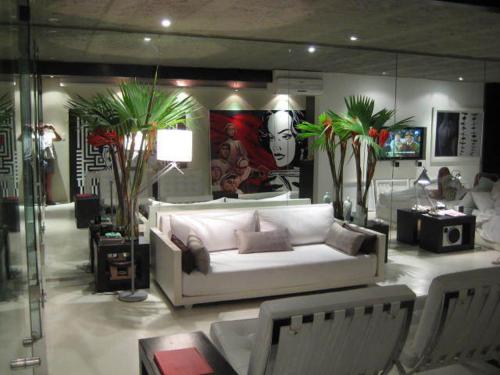 una sala de estar con un sofá blanco y algunas plantas en Apartamento Con Vista Al Caribe, en Cartagena de Indias