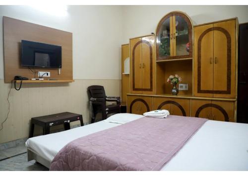 阿姆利則的住宿－Rk Lodge，一间酒店客房,配有一张床和一台电视