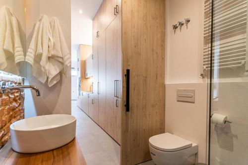 Un baño con un inodoro blanco y un lavabo. en VR Palace Apartments, en Madrid