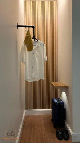 una camisa blanca colgando en una habitación con una maleta en Twin beds - Self Check-in, en Riad