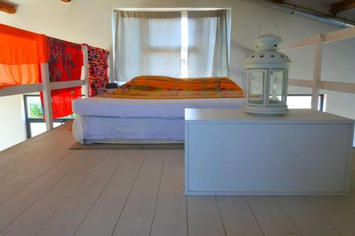 Ένα ή περισσότερα κρεβάτια σε δωμάτιο στο Loft immerso nel verde