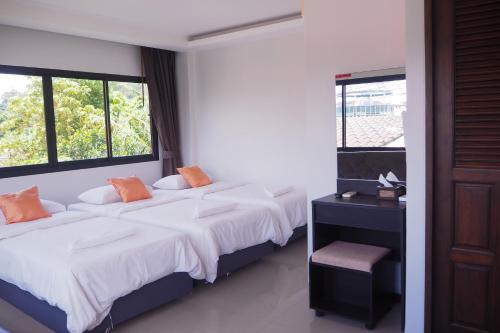 Кровать или кровати в номере Rakkawan Residence