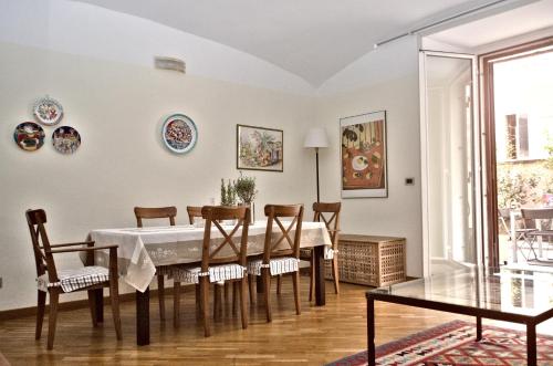 a dining room with a table and chairs at Minerva House in Rome