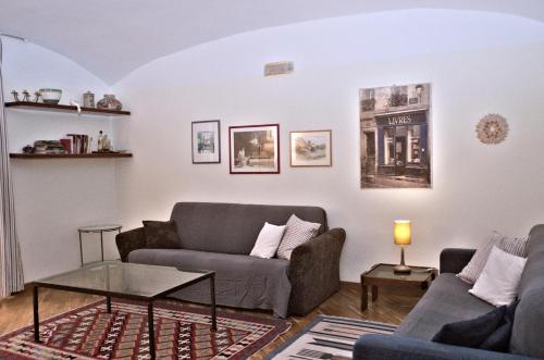 a living room with a couch and a table at Minerva House in Rome