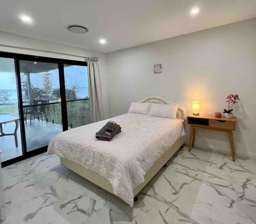 ABSOLUTE BEACHFRONT Port Stephens - Pindimar Beach Houseにあるベッド