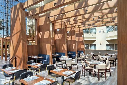 a restaurant with wooden walls and tables and chairs at DoubleTree by Hilton Hotel Newark Airport in Newark