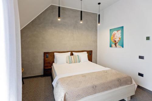 1 dormitorio con 1 cama blanca grande en una habitación en Complex Acom, en Băile Felix