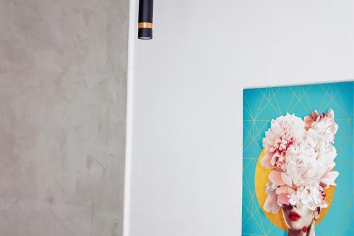 a picture of a woman wearing a hat with flowers on it at Complex Acom in Baile Felix