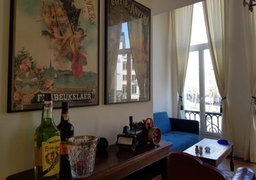 una sala de estar con una botella de vino en una mesa en Antwerpen perfect location, en Amberes