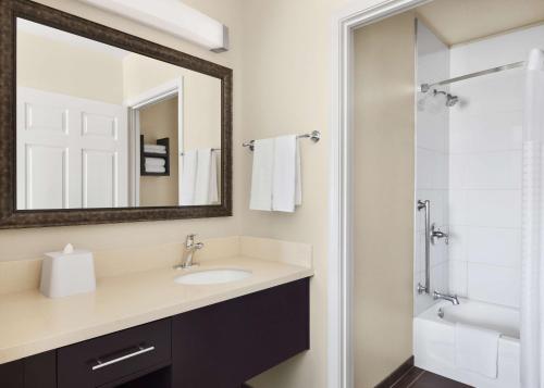 ein Bad mit einem Waschbecken und einem Spiegel in der Unterkunft Homewood Suites by Hilton Cathedral City Palm Springs in Cathedral City